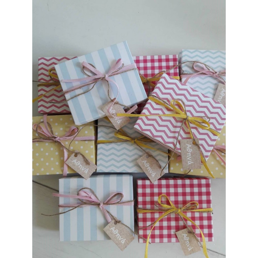 Favor box with ribbons and name KT20